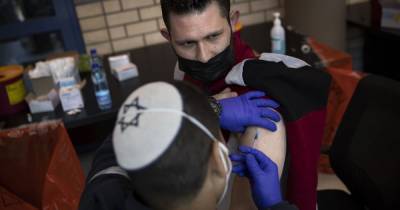 Наибольший показатель в мире: в Израиле больше половины взрослого населения полностью вакцинировали от COVID