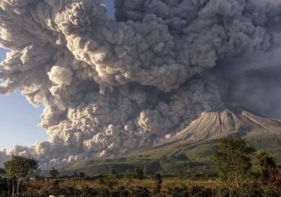 Начало извержения вулкана Синабунг попало на видео