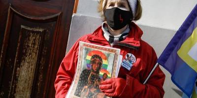 Польский суд оправдал активисток, нарисовавших ЛГБТ-нимбы на плакатах с иконой