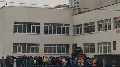 В Киеве из-за газового баллончика пришлось эвакуировать школу, уроки сорваны