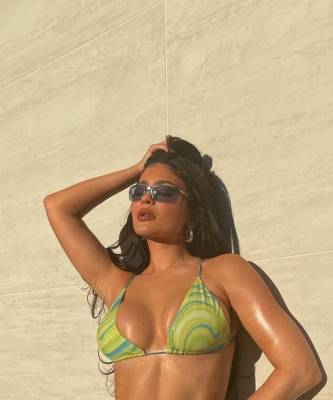 Солнечный удар: Кайли Дженнер в пляжном комплекте зеленого оттенка