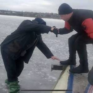 На Каховском водохранилище спасли трех рыбаков, застрявших на тонком льду. Фото