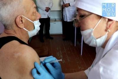 Главврач Кайтагской центральной районной больницы вакцинировался от коронавируса