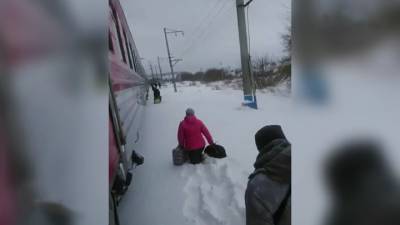 В Новоалтайске пассажиров поезда высадили прямо в сугробы