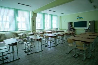 Старшеклассник заставил детей плакать: в Киеве слезоточивый газ сорвал уроки в одной из школ
