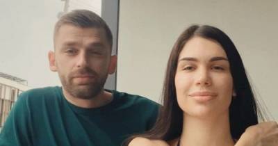 "Холостячка": полуфиналист шоу Андрей Рыбак умилил поцелуем с любимой в купальнике