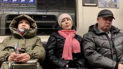 Художник-любитель из Петербурга собрал коллекцию шаржей на пассажиров подземки