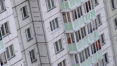 Омская студентка отделалась травмами после падения с 8-го этажа общежития