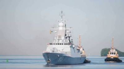 Российский корвет «Стойкий» защищает торговые суда от нападения пиратов в Аденском заливе
