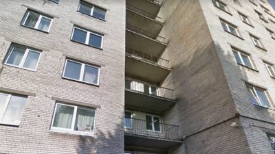 Студентка из Омска выжила после падения с восьмого этажа
