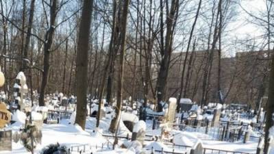 Труп мужчины обнаружили на кладбище под Воронежем