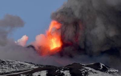 В Италии снова начал извергаться вулкан Этна