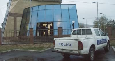 Неизвестные выбили окна в офисе оппозиционной партии в Гори