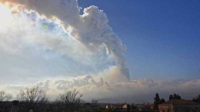 На Сицилии снова начал извергаться вулкан Этна