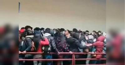 Видеошок: давка на лестнице в университете привела к гибели пяти студентов - fakty.ua - Боливия