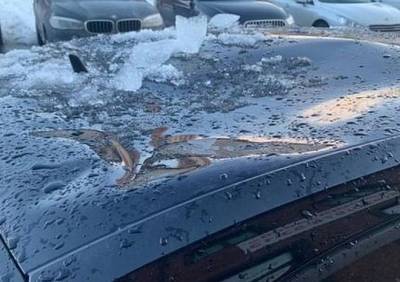 На улице Грибоедова на крышу машины упала глыба льда