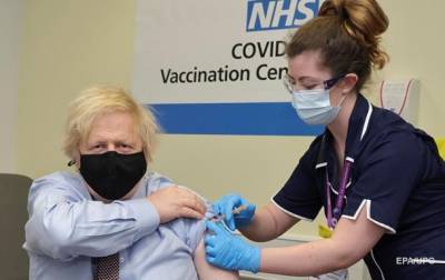Премьер Британии Борис Джонсон привился вакциной AstraZeneca