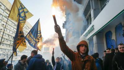 На Украине продлили санкции против двух российских банков