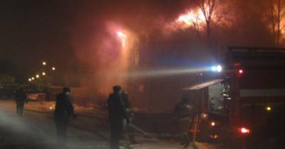 Шесть человек пострадали при пожаре в 6 тысяч "квадратов" в Сургуте