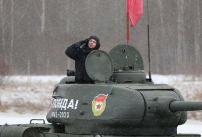 В Петербурге экипажи военной техники начали тренировки к параду Победы