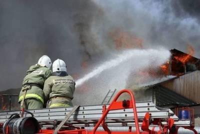 Тонна дизтоплива чуть не загорелась при пожаре в ангаре в центре Читы