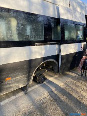 Пассажирский автобус потерял колесо на трассе Южно-Сахалинск — Корсаков