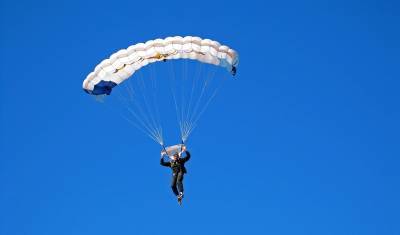 В Тюменской области 16-летний парашютист приземлился на высоковольтный провод