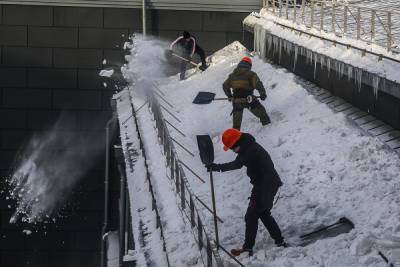 В Челябинской области серьезно пострадала женщина, на которую с крыши упала снежная глыба