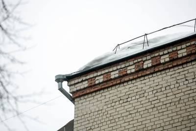 В Миньяре возбуждено дело после травмирования женщины, на которую упал снег с крыши