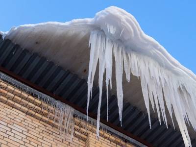 В Челябинской области женщина оказалась в реанимации после падения снега с крыши