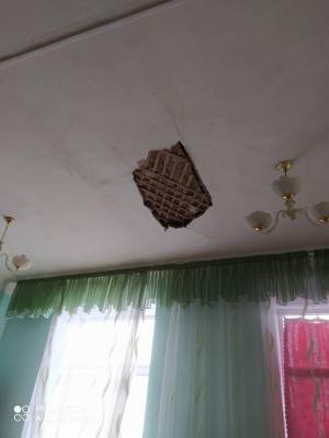 На Урале в школе на детей с потолка обрушилась штукатурка