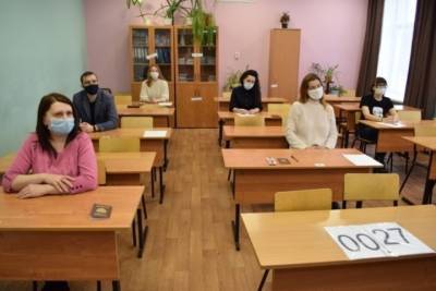 Родители ивановских школьников сели за парты, чтобы написать ЕГЭ по русскому языку