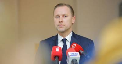 Депутат Сейма Латвии Гобземс назвал премьер-министра Кариньша «идиотом»