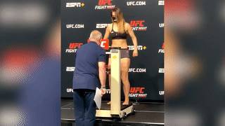 Девушка – боец UFC рухнула в обморок прямо на взвешивании перед поединком — видео