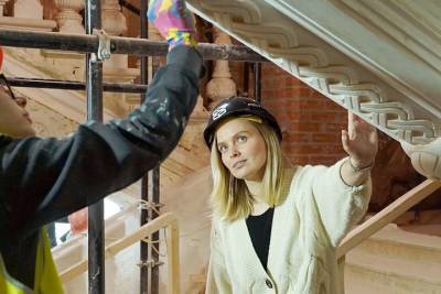 Реставраторы восстановили гипсовые косички на лестнице в Политехническом музее