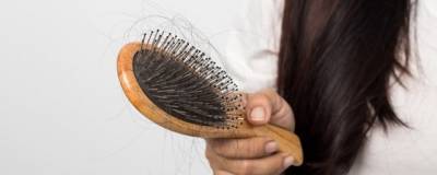 Врач-дерматолог назвала причины весеннего выпадения волос