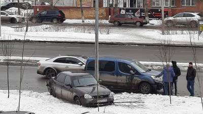 В результате ДТП на улице Пермякова в Тюмени автомобиль едва не врезался в столб