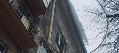 После гибели мужчины под глыбой льда власти Петрозаводска написали инструкцию, как чистить крыши