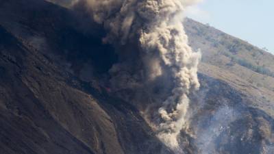 Извержение вулкана в Исландии остановило авиасообщение