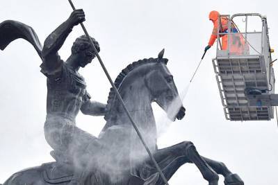 Москвичам рассказали, как отмывают главный памятник на Поклонной горе - vm.ru - Москва