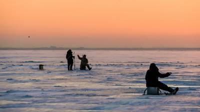 В Финском заливе откололась льдина с 55 рыбаками