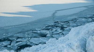 Полсотни рыбаков дрейфуют на льдине в Финском заливе