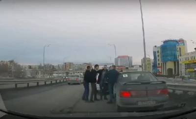 В Тюмени водители подрались прямо на мосту