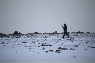 В Финском заливе 55 рыбаков спасают с оторвавшейся льдины