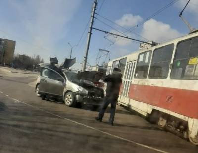 Трамвай протаранил легковушку в Липецке (фото)