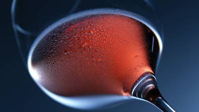 Красное вино может оказывать положительное действие на здоровье зубов