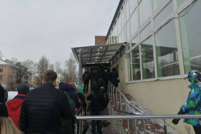 Двухчасовая очередь за загранпаспортами выстроилась в Невском районе
