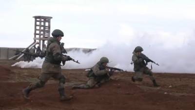 Десантники захватили аэродром условного противника на учениях в Крыму
