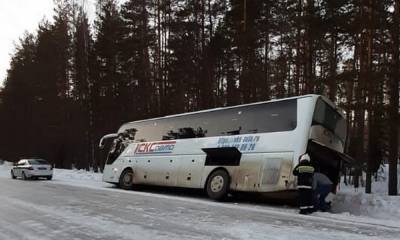 Рейсовый автобус съехал в кювет на трассе в Карелии