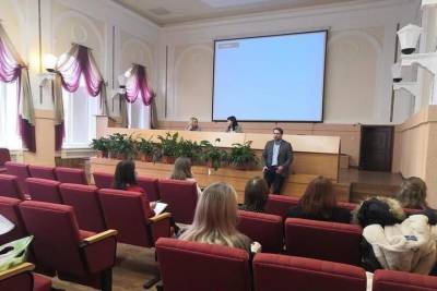 Проблемы молодых педагогов обсудили в Псковском облсовпрофе